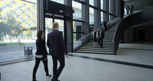 Επιχειρηματίες που περπατούν στην αίθουσα απόθεμα βίντεο Επιχειρηματίες που περπατούν στην αίθουσα απόθεμα βίντεο