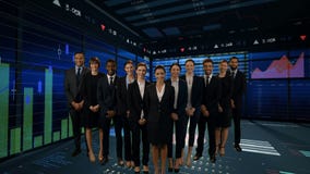 Επιχειρηματίες που στέκονται σε ένα δωμάτιο με τις γραφικές παραστάσεις φιλμ μικρού μήκους Επιχειρηματίες που στέκονται σε ένα δωμάτιο με τις γραφικές παραστάσεις φιλμ μικρού μήκους