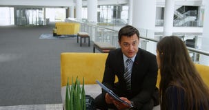 Επιχειρηματίες που συζητούν πέρα από το έγγραφο σχετικά με τον καναπέ 4k απόθεμα βίντεο Επιχειρηματίες που συζητούν πέρα από το έγγραφο σχετικά με τον καναπέ 4k απόθεμα βίντεο