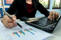 Επιχειρησιακές γυναίκες χειραψίας επιχειρησιακών ανδρών στοκ εικόνες Επιχειρησιακές γυναίκες χειραψίας επιχειρησιακών ανδρών στοκ εικόνες
