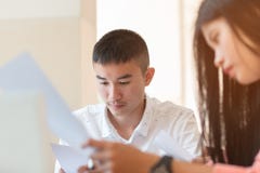 Επιχειρησιακές ομάδες εργασίας ατόμων ή ξεκινήματος σπουδαστών ασιατικές με docum στοκ φωτογραφίες με δικαίωμα ελεύθερης χρήσης Επιχειρησιακές ομάδες εργασίας ατόμων ή ξεκινήματος σπουδαστών ασιατικές με docum στοκ φωτογραφίες με δικαίωμα ελεύθερης χρήσης