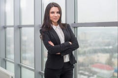 Επιχειρησιακή γυναίκα με το σημειωματάριο στην αρχή, εργασιακός χώρος στοκ εικόνα με δικαίωμα ελεύθερης χρήσης Επιχειρησιακή γυναίκα με το σημειωματάριο στην αρχή, εργασιακός χώρος στοκ εικόνα με δικαίωμα ελεύθερης χρήσης