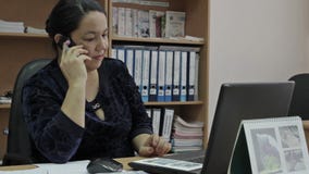 Επιχειρησιακή γυναίκα Μεσαίωνα που μιλά στο κινητό τηλέφωνο στην αρχή χαμογελώντας γυναίκα ε&pi φιλμ μικρού μήκους Επιχειρησιακή γυναίκα Μεσαίωνα που μιλά στο κινητό τηλέφωνο στην αρχή χαμογελώντας γυναίκα ε&pi φιλμ μικρού μήκους