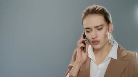 επιχειρησιακή γυναίκα που καλεί το κινητό τηλέφωνο στο στούντιοη angry businesswoman απόθεμα βίντεο επιχειρησιακή γυναίκα που καλεί το κινητό τηλέφωνο στο στούντιοη angry businesswoman απόθεμα βίντεο