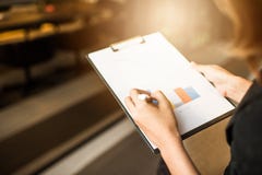 Επιχειρησιακή γυναίκα που φορά το κοστούμι, που φαίνεται έγγραφα στα χέρια στοκ φωτογραφία με δικαίωμα ελεύθερης χρήσης Επιχειρησιακή γυναίκα που φορά το κοστούμι, που φαίνεται έγγραφα στα χέρια στοκ φωτογραφία με δικαίωμα ελεύθερης χρήσης
