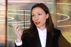 Επιχειρησιακή γυναίκα χρηματοδότησης σε μια συνεδρίαση στοκ φωτογραφίες Επιχειρησιακή γυναίκα χρηματοδότησης σε μια συνεδρίαση στοκ φωτογραφίες
