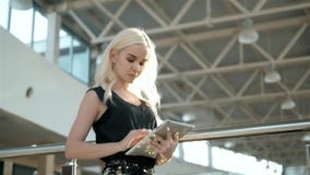 επιχειρησιακή νέα έναρξη Όμορφη νέα γυναίκα που κρατά την ψηφιακή ταμπλέτα και που εξετάζει τη κάμερα με το χαμόγελο στεμένος φιλμ μικρού μήκους επιχειρησιακή νέα έναρξη Όμορφη νέα γυναίκα που κρατά την ψηφιακή ταμπλέτα και που εξετάζει τη κάμερα με το χαμόγελο στεμένος φιλμ μικρού μήκους