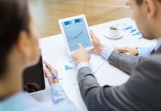 Επιχειρησιακή ομάδα με τη γραφική παράσταση στην οθόνη PC ταμπλετών στοκ εικόνα με δικαίωμα ελεύθερης χρήσης Επιχειρησιακή ομάδα με τη γραφική παράσταση στην οθόνη PC ταμπλετών στοκ εικόνα με δικαίωμα ελεύθερης χρήσης
