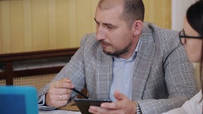 Επιχειρησιακή ομάδα 'brainstorming' στο γραφείο του προϊσταμένου απόθεμα βίντεο Επιχειρησιακή ομάδα 'brainstorming' στο γραφείο του προϊσταμένου απόθεμα βίντεο