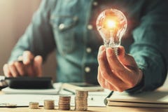 επιχειρησιακή χρηματοδότηση και δύναμη αποταμίευσης νέα ηλιακή ενέργεια ιδέας στοκ φωτογραφίες επιχειρησιακή χρηματοδότηση και δύναμη αποταμίευσης νέα ηλιακή ενέργεια ιδέας στοκ φωτογραφίες