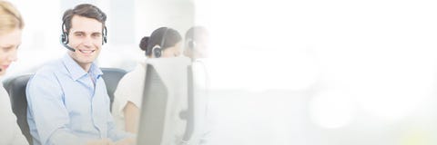 Επιχειρησιακοί συνάδελφοι με τις κάσκες που χρησιμοποιούν τους υπολογιστές στοκ εικόνες Επιχειρησιακοί συνάδελφοι με τις κάσκες που χρησιμοποιούν τους υπολογιστές στοκ εικόνες