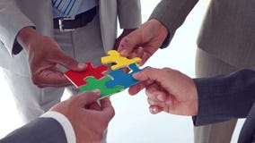 Επιχειρησιακοί συνάδελφοι που κρατούν τα κομμάτια του γρίφου φιλμ μικρού μήκους Επιχειρησιακοί συνάδελφοι που κρατούν τα κομμάτια του γρίφου φιλμ μικρού μήκους