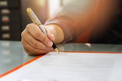Επιχειρησιακό άτομο που υπογράφει τη σύμβαση που κάνει μια διαπραγμάτευση Στοκ Εικόνες Επιχειρησιακό άτομο που υπογράφει τη σύμβαση που κάνει μια διαπραγμάτευση Στοκ Εικόνες