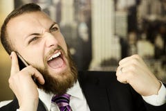 Επιχειρησιακό άτομο στο τηλέφωνο που αισθάνεται την επιτυχία στοκ φωτογραφία με δικαίωμα ελεύθερης χρήσης Επιχειρησιακό άτομο στο τηλέφωνο που αισθάνεται την επιτυχία στοκ φωτογραφία με δικαίωμα ελεύθερης χρήσης
