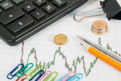 Επιχειρησιακό διάγραμμα της Dow Jones με τον υπολογιστή, τους συνδετήρες εγγράφου, τα νομίσματα και το μολύβι στοκ φωτογραφίες Επιχειρησιακό διάγραμμα της Dow Jones με τον υπολογιστή, τους συνδετήρες εγγράφου, τα νομίσματα και το μολύβι στοκ φωτογραφίες