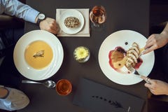 Επιχειρησιακό μεσημεριανό γεύμα ή γεύμα σε ένα εστιατόριο χέρια στον πίνακα, πιάτα όπως τη σούπα και το κρέας, κατανάλωση Τοπ όψη στοκ εικόνες Επιχειρησιακό μεσημεριανό γεύμα ή γεύμα σε ένα εστιατόριο χέρια στον πίνακα, πιάτα όπως τη σούπα και το κρέας, κατανάλωση Τοπ όψη στοκ εικόνες