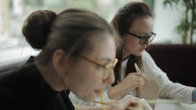 Επιχειρησιακό μεσημεριανό γεύμα δύο όμορφες γυναίκες στο γραφείο Ένα μικρό πρόχειρο φαγητό κατά τη διάρκεια ενός σημαντικού επιχε απόθεμα βίντεο Επιχειρησιακό μεσημεριανό γεύμα δύο όμορφες γυναίκες στο γραφείο Ένα μικρό πρόχειρο φαγητό κατά τη διάρκεια ενός σημαντικού επιχε απόθεμα βίντεο