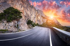 λεπτομερής άσφαλτος δομή οδικού τετραγωνική προσωπικού σχηματισμού Ζωηρόχρωμο τοπίο με το όμορφο άνεμος βουνό στοκ εικόνες με δικαίωμα ελεύθερης χρήσης λεπτομερής άσφαλτος δομή οδικού τετραγωνική προσωπικού σχηματισμού Ζωηρόχρωμο τοπίο με το όμορφο άνεμος βουνό στοκ εικόνες με δικαίωμα ελεύθερης χρήσης