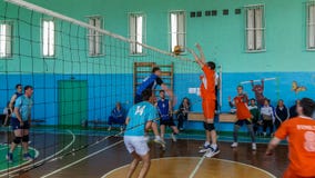 Ερασιτεχνικός ανταγωνισμός πετοσφαίρισης στην περιοχή Gomel της Λευκορωσίας στοκ εικόνα Ερασιτεχνικός ανταγωνισμός πετοσφαίρισης στην περιοχή Gomel της Λευκορωσίας στοκ εικόνα