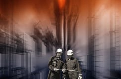 Εργαζόμενοι εγκαταστάσεων καθαρισμού με τη μεγάλη χημική βιομηχανία στοκ φωτογραφίες με δικαίωμα ελεύθερης χρήσης Εργαζόμενοι εγκαταστάσεων καθαρισμού με τη μεγάλη χημική βιομηχανία στοκ φωτογραφίες με δικαίωμα ελεύθερης χρήσης
