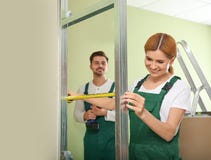 Εργαζόμενοι που εγκαθιστούν τον ξηρό τοίχο r στοκ φωτογραφίες με δικαίωμα ελεύθερης χρήσης Εργαζόμενοι που εγκαθιστούν τον ξηρό τοίχο r στοκ φωτογραφίες με δικαίωμα ελεύθερης χρήσης