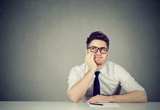 Εργαζόμενος γραφείων αφηρημάδας στην αρχή στοκ φωτογραφία Εργαζόμενος γραφείων αφηρημάδας στην αρχή στοκ φωτογραφία