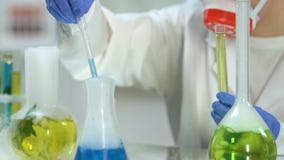 Εργαζόμενος εργαστηρίων θηλυκών που πραγματοποιεί τις έρευνες που αναμιγνύουν τα διαφορετικά αντιδραστήρια, χημεία απόθεμα βίντεο Εργαζόμενος εργαστηρίων θηλυκών που πραγματοποιεί τις έρευνες που αναμιγνύουν τα διαφορετικά αντιδραστήρια, χημεία απόθεμα βίντεο