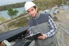 Εργαζόμενος στην υπαίθρια περιοχή στοκ εικόνες με δικαίωμα ελεύθερης χρήσης Εργαζόμενος στην υπαίθρια περιοχή στοκ εικόνες με δικαίωμα ελεύθερης χρήσης