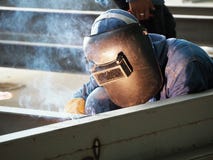 Εργαζόμενος συγκόλλησης με την προστατευτική συγκόλληση στοκ φωτογραφίες Εργαζόμενος συγκόλλησης με την προστατευτική συγκόλληση στοκ φωτογραφίες