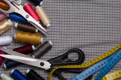 Εργαλεία και εξαρτήματα για το ράψιμο Ράβοντας νήμα, ψαλίδι, tailo στοκ φωτογραφία Εργαλεία και εξαρτήματα για το ράψιμο Ράβοντας νήμα, ψαλίδι, tailo στοκ φωτογραφία