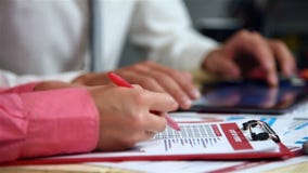Εργασία Businesspeople στην αρχή απόθεμα βίντεο Εργασία Businesspeople στην αρχή απόθεμα βίντεο