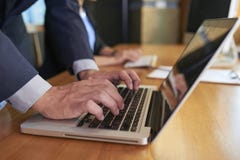 εργασία lap-top επιχειρηματιών στοκ εικόνα με δικαίωμα ελεύθερης χρήσης εργασία lap-top επιχειρηματιών στοκ εικόνα με δικαίωμα ελεύθερης χρήσης
