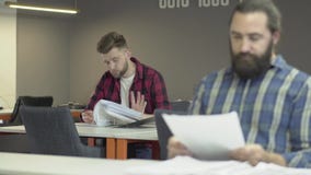 Εργασία δύο γενειοφόρος εργαζομένων γραφείων στο γραφείο που μελετά την τεκμηρίωση υποβολής εκθέσεων Τους συναδέλφους που διαβάζο απόθεμα βίντεο Εργασία δύο γενειοφόρος εργαζομένων γραφείων στο γραφείο που μελετά την τεκμηρίωση υποβολής εκθέσεων Τους συναδέλφους που διαβάζο απόθεμα βίντεο