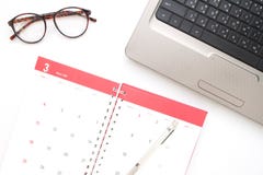 Εργασία με το lap-top και οργάνωση των μηνιαίων δραστηριοτήτων και του AP στοκ φωτογραφίες Εργασία με το lap-top και οργάνωση των μηνιαίων δραστηριοτήτων και του AP στοκ φωτογραφίες