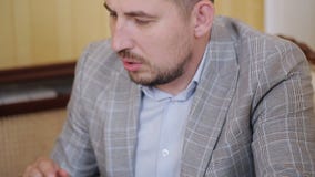 Εργασία στο γραφείο Εργασία εποπτών και υφισταμένων σε ένα γραφείο πίσω από ένα γραφείο απόθεμα βίντεο Εργασία στο γραφείο Εργασία εποπτών και υφισταμένων σε ένα γραφείο πίσω από ένα γραφείο απόθεμα βίντεο