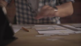 Εργασία χεριών ατόμων που συγκεντρώνεται προσεκτικά προσεκτικά στη μικρή λεπτομέρεια του επιχειρησιακού προγράμματος γραφικής εργ απόθεμα βίντεο Εργασία χεριών ατόμων που συγκεντρώνεται προσεκτικά προσεκτικά στη μικρή λεπτομέρεια του επιχειρησιακού προγράμματος γραφικής εργ απόθεμα βίντεο