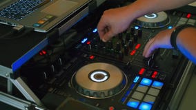 Εργασία χεριών του DJ με έναν ήχο μακρινό απόθεμα βίντεο Εργασία χεριών του DJ με έναν ήχο μακρινό απόθεμα βίντεο