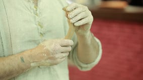 Εργασίες αγγειοπλαστών Διαδικασία δημιουργιών πιατικών στην αγγειοπλαστική στη ρόδα αγγειοπλαστών φιλμ μικρού μήκους Εργασίες αγγειοπλαστών Διαδικασία δημιουργιών πιατικών στην αγγειοπλαστική στη ρόδα αγγειοπλαστών φιλμ μικρού μήκους