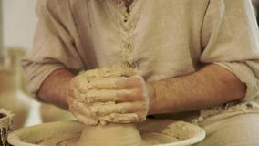 Εργασίες αγγειοπλαστών Διαδικασία δημιουργιών πιατικών στην αγγειοπλαστική στη ρόδα αγγειοπλαστών φιλμ μικρού μήκους Εργασίες αγγειοπλαστών Διαδικασία δημιουργιών πιατικών στην αγγειοπλαστική στη ρόδα αγγειοπλαστών φιλμ μικρού μήκους