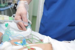 Εργασίες γιατρών με τον ασθενή στην εντατική παρακολούθηση στοκ φωτογραφίες με δικαίωμα ελεύθερης χρήσης Εργασίες γιατρών με τον ασθενή στην εντατική παρακολούθηση στοκ φωτογραφίες με δικαίωμα ελεύθερης χρήσης