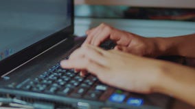 Εργασίες κοριτσιών εφήβων σε ετοιμότητα μεγάλα lap-top το κορίτσι εφήβων γράφει ένα μήνυμα στα κοινωνικά μέσα έννοια εκπαίδευσης απόθεμα βίντεο Εργασίες κοριτσιών εφήβων σε ετοιμότητα μεγάλα lap-top το κορίτσι εφήβων γράφει ένα μήνυμα στα κοινωνικά μέσα έννοια εκπαίδευσης απόθεμα βίντεο