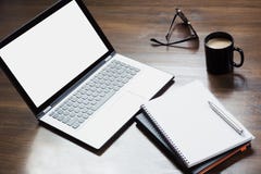 Εργασιακός χώρος με το ανοικτό lap-top, εξάρτημα στον πίνακα γραφείων Τοπ διάστημα άποψης και αντιγράφων στοκ φωτογραφία Εργασιακός χώρος με το ανοικτό lap-top, εξάρτημα στον πίνακα γραφείων Τοπ διάστημα άποψης και αντιγράφων στοκ φωτογραφία