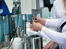 Εργαστήριο στη χημική παραγωγή Το Laborandi έβαλε την εμπειρία Τα χέρια του προσώπου που κάνει το πείραμα στοκ φωτογραφίες με δικαίωμα ελεύθερης χρήσης Εργαστήριο στη χημική παραγωγή Το Laborandi έβαλε την εμπειρία Τα χέρια του προσώπου που κάνει το πείραμα στοκ φωτογραφίες με δικαίωμα ελεύθερης χρήσης