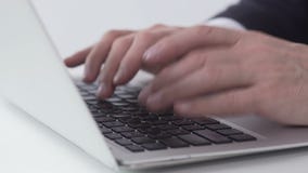 Εργατικός διευθυντής γραφείων που δακτυλογραφεί το ηλεκτρονικό ταχυδρομείο και που στέλνει το στον προϊστάμενο, κινηματογράφηση σ φιλμ μικρού μήκους Εργατικός διευθυντής γραφείων που δακτυλογραφεί το ηλεκτρονικό ταχυδρομείο και που στέλνει το στον προϊστάμενο, κινηματογράφηση σ φιλμ μικρού μήκους