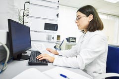 Ερευνητής που αναλύει τα στοιχεία υγρής χρωματογραφίας στοκ εικόνες Ερευνητής που αναλύει τα στοιχεία υγρής χρωματογραφίας στοκ εικόνες