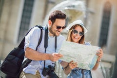 Ερωτευμένη επίσκεψη πόλεων απόλαυσης ζευγών τουριστών στοκ εικόνα Ερωτευμένη επίσκεψη πόλεων απόλαυσης ζευγών τουριστών στοκ εικόνα