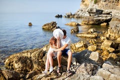 Ερωτευμένο φίλημα ζεύγους πίσω από το άσπρο θηλυκό καπέλο στοκ φωτογραφία με δικαίωμα ελεύθερης χρήσης Ερωτευμένο φίλημα ζεύγους πίσω από το άσπρο θηλυκό καπέλο στοκ φωτογραφία με δικαίωμα ελεύθερης χρήσης