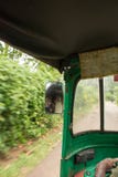 Εσωτερικό tuk tuk στη Σρι Λάνκα με τις όμορφες απόψεις σχετικά με τους φοίνικες, outisdie του παραθύρου στοκ εικόνες Εσωτερικό tuk tuk στη Σρι Λάνκα με τις όμορφες απόψεις σχετικά με τους φοίνικες, outisdie του παραθύρου στοκ εικόνες