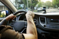Εσωτερικό αυτοκινήτων με την αρσενική συνεδρίαση οδηγών πίσω από τη ρόδα, μαλακό φως ηλιοβασιλέματος Πολυτελές ταμπλό και ηλεκτρο στοκ φωτογραφίες Εσωτερικό αυτοκινήτων με την αρσενική συνεδρίαση οδηγών πίσω από τη ρόδα, μαλακό φως ηλιοβασιλέματος Πολυτελές ταμπλό και ηλεκτρο στοκ φωτογραφίες