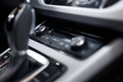 Εσωτερικό αυτοκινήτων Σύγχρονο φωτισμένο αυτοκίνητο ταμπλό Πολυτελής συστάδα οργάνων αυτοκινήτων Κλείστε αυξημένος της αυτοκινητι στοκ εικόνα με δικαίωμα ελεύθερης χρήσης Εσωτερικό αυτοκινήτων Σύγχρονο φωτισμένο αυτοκίνητο ταμπλό Πολυτελής συστάδα οργάνων αυτοκινήτων Κλείστε αυξημένος της αυτοκινητι στοκ εικόνα με δικαίωμα ελεύθερης χρήσης